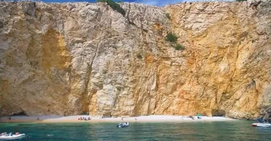 3,5h Wild Bays: Swim & Snorkel with Capt. Bobo (Public) - The Dinghy Transfer: How You Get Onto the Beach