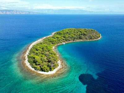 3 Islands Speedboat Tour: Golden Horn, Blue Lagoon & Jelsa
