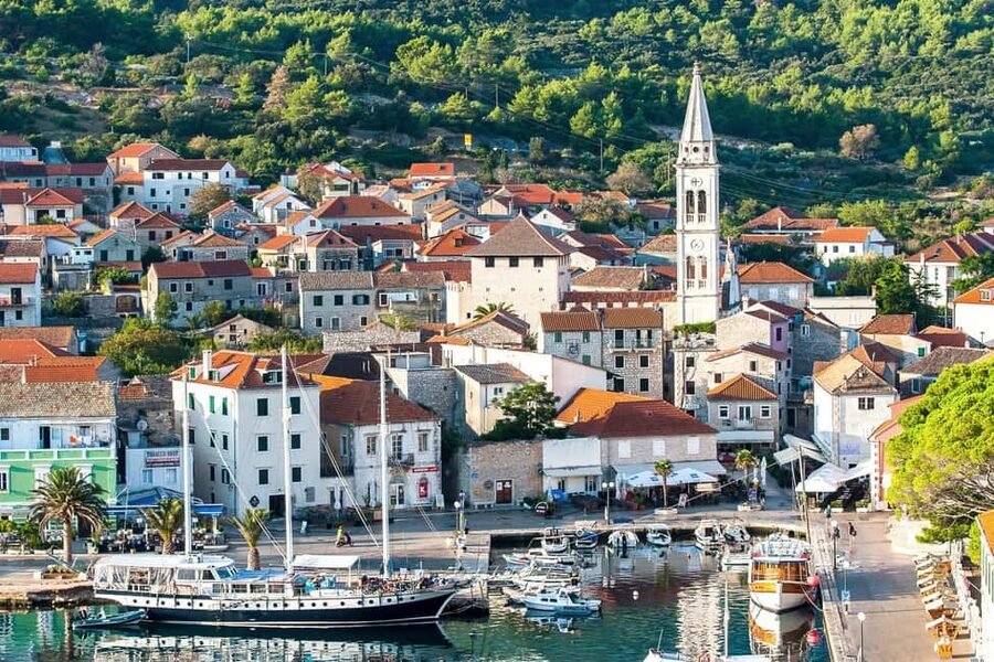 3 Islands Speedboat Tour: Golden Horn, Blue Lagoon & Jelsa - Speedboat Ride Details, Dolphins, and Motion-Sickness Reality