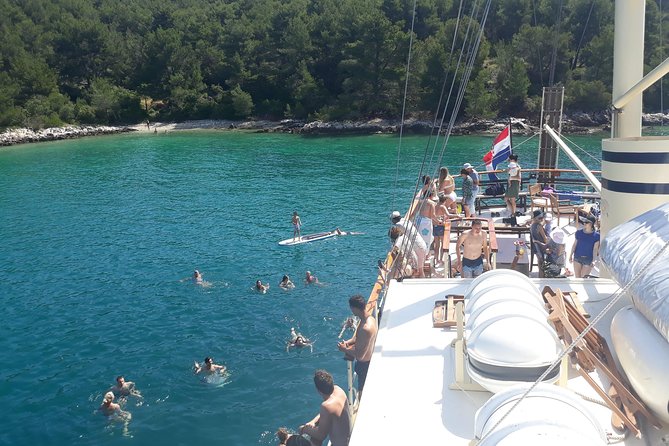All Inclusive Brac and Solta islands swimming cruise - What the cruise feels like in real life: comfort and crowd level