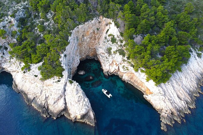Bespoke private boat tour from Split & Trogir with a local expert - Boat size choices: 22 ft to the Saxdor yacht