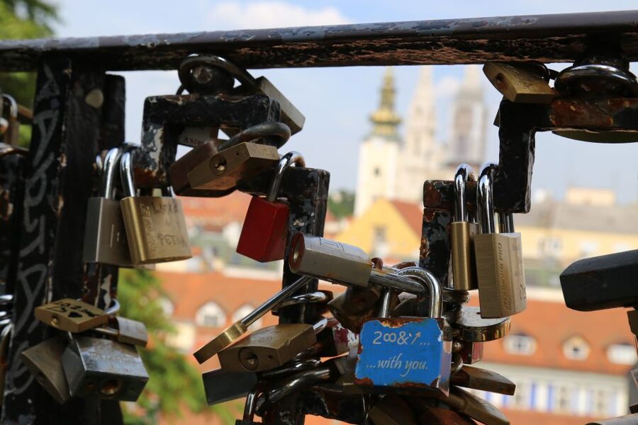 Best of Zagreb Walking Tour - Lotrščak Tower and the daily canon: the photo payoff