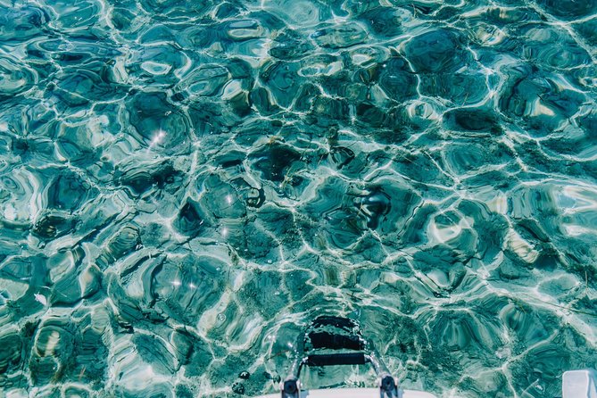 Blue Lagoon & Wine tasting - 3 islands tour - Milna on Brač: one included wine glass and the winemaking story