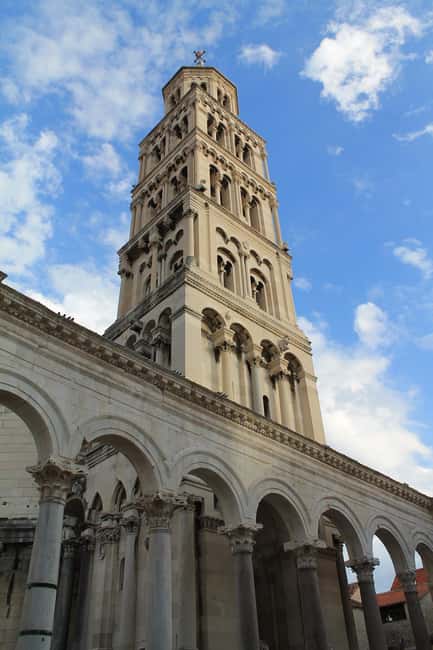 Diocletian's Palace and Old Town SMALL GROUP Walking Tour - Golden Gate meeting point, blue umbrella, and first orientation