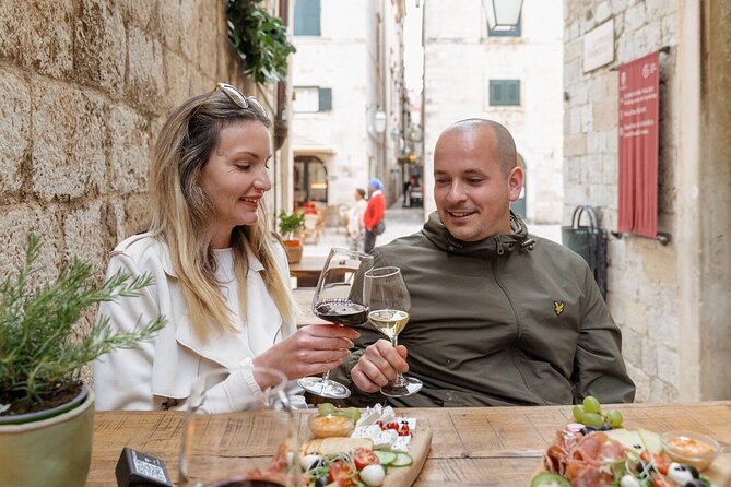 Dubrovnik by Night, History, Wine & Bites - Guide quality and group dynamics, why the small size matters
