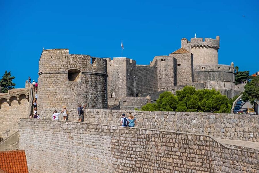 Dubrovnik: City Walls, Old Town Walking Tour & Adriatic View - Guides and pacing: the small-group advantage
