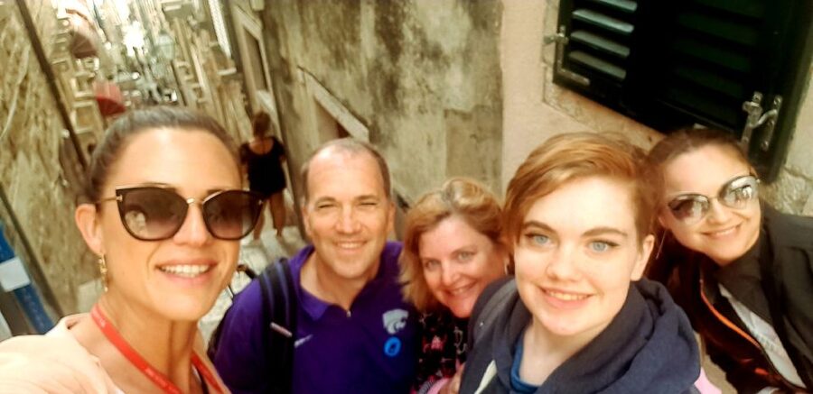 Dubrovnik: Early Bird Walking Tour - Finding the Meeting Point at Amerling Fountain (Blue Umbrella Included)