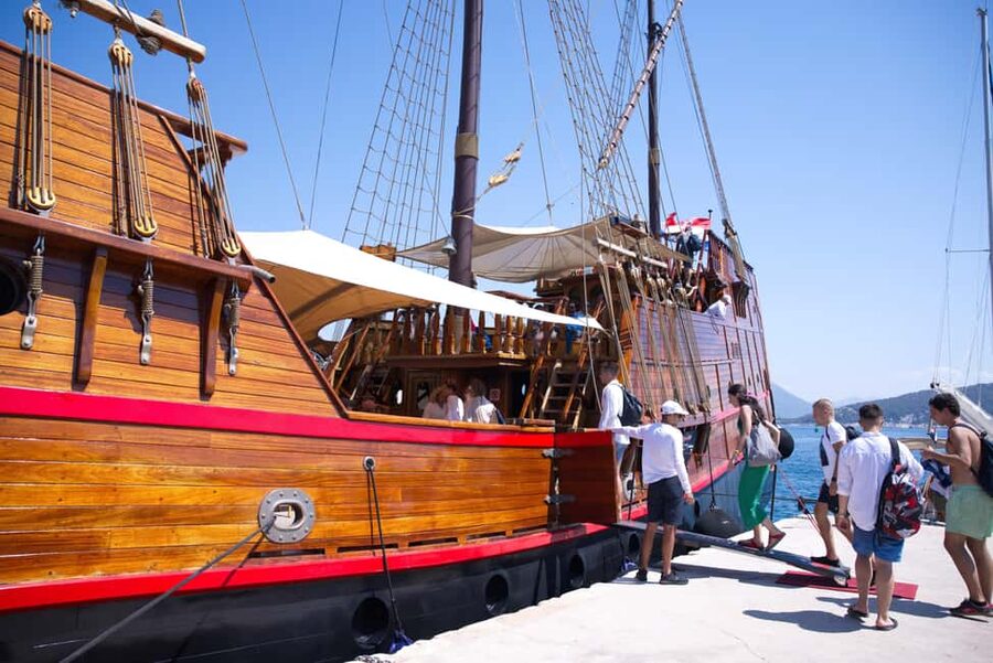 Dubrovnik: Elaphiti Island Luxury Pirate Ship Cruise - Sipan and the Skočibuha Mansion: Guided Stories Plus Wine Tasting