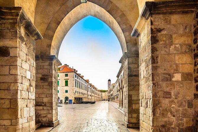 Dubrovnik full-day guided tour from Split - Stradun: the main street walk that organizes your day