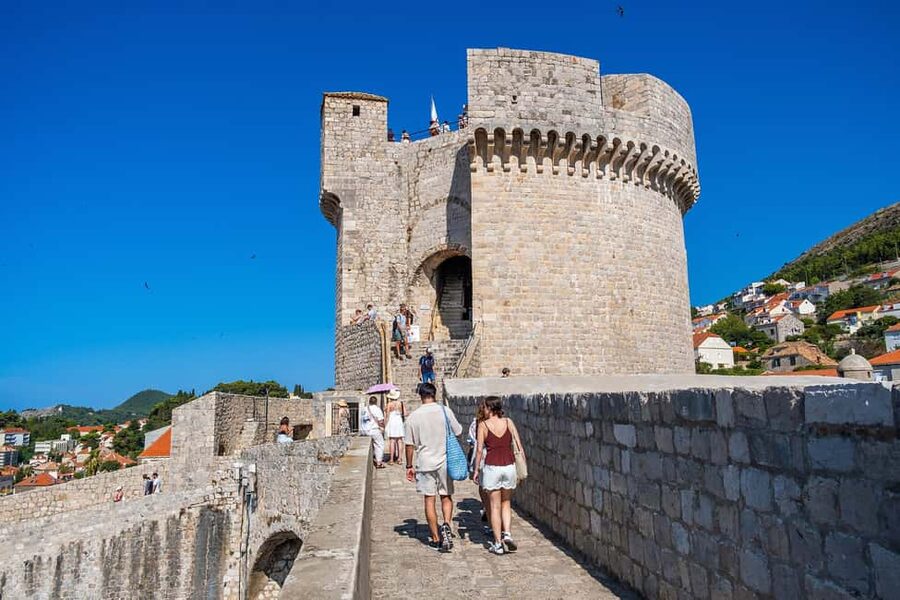 Dubrovnik: Old Town & City Walls Tour with Optional DU Pass - What Kind of Guide Experience You’ll Get