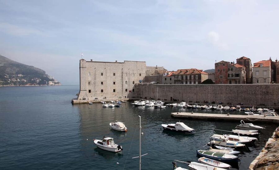 Dubrovnik: Old Town & City Walls Tour with Optional DU Pass - Practical Tips for Wearing the Right Shoes and Timing Your Photos