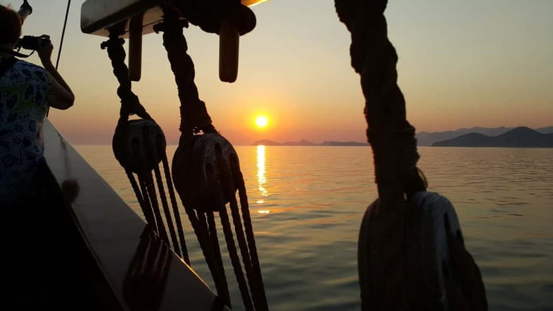 Dubrovnik: Panoramic Sunset Cruise-Karaka Ship (Adult Only) - The guided Old Town walk: context before the Adriatic
