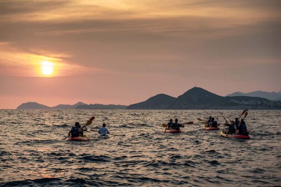 Dubrovnik: Sunset Kayaking and Snorkeling Tour - Group energy, guide styles, and why reviews keep naming people