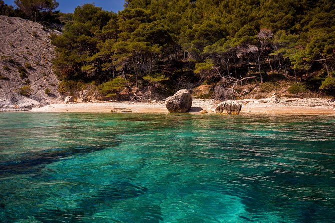 Exclusive Private Tour: Red Rocks & Pakleni Islands - Stop 3 Velo Borče (Green Lagoon): snorkel in green-tinted water