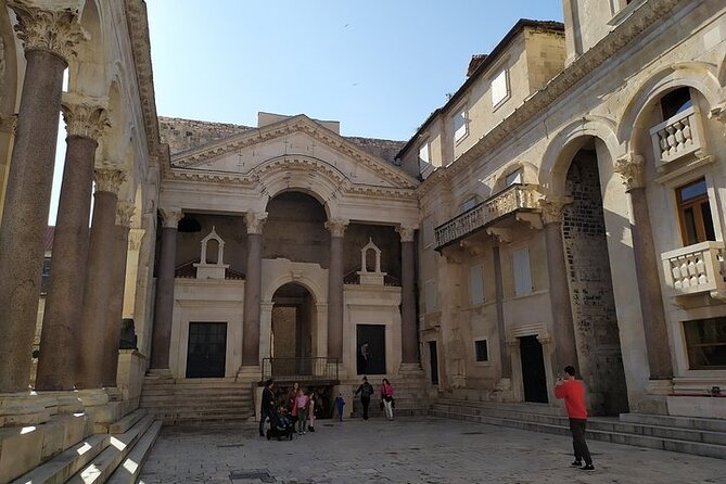 Experience Split With Local Professional Historian - Small Group - Vestibulum and Riva Harbor: from private chambers to the city’s public face