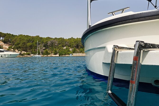 Explore the West coast of the island Brac by BETINA boat - Stop 2: Sutivan for a longer pause between coves