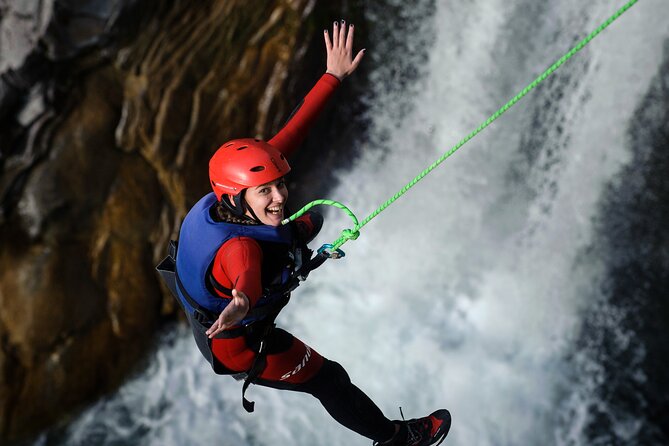 Extreme Canyoning on Cetina River from Split or Zadvarje - Great Gubavica: rope lowering at one of Dalmatia’s biggest drops
