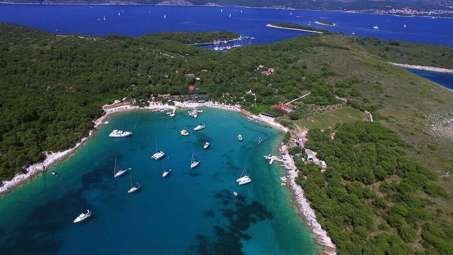 From Omis: Blue Cave & 5 Island Speedboat Tour - Pakleni Islands (16 islets): beach breaks in front of Hvar gates