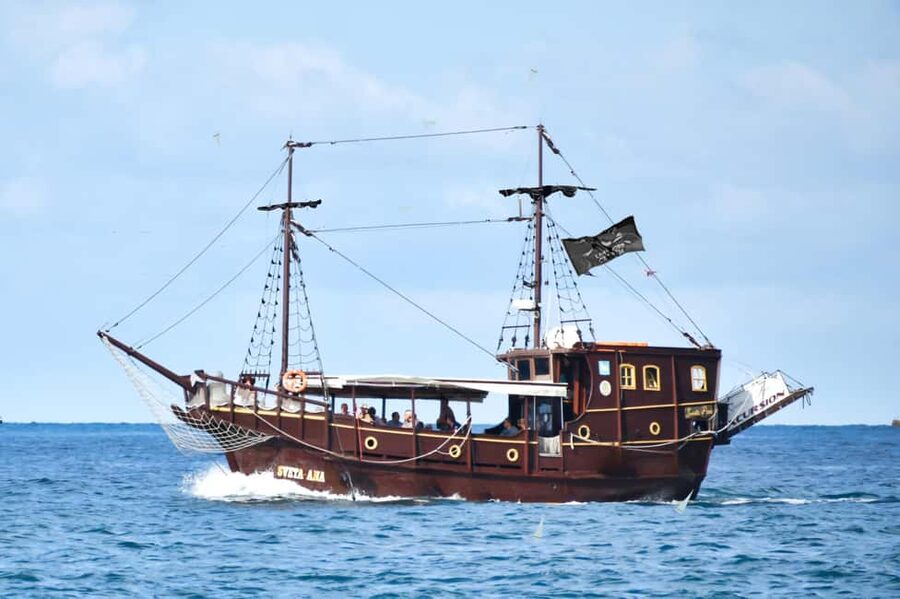 From Vrsar: Boat Trip to Rovinj and Lim Fjord - Sailing from Vrsar toward Rovinj, where the coast does the talking