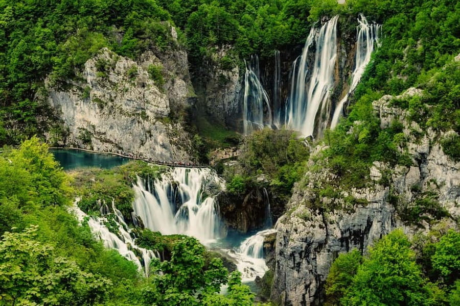 From Zagreb: Plitvice Lakes National Park Tour with Tickets - The van ride with Wi-Fi and a snack, why it matters