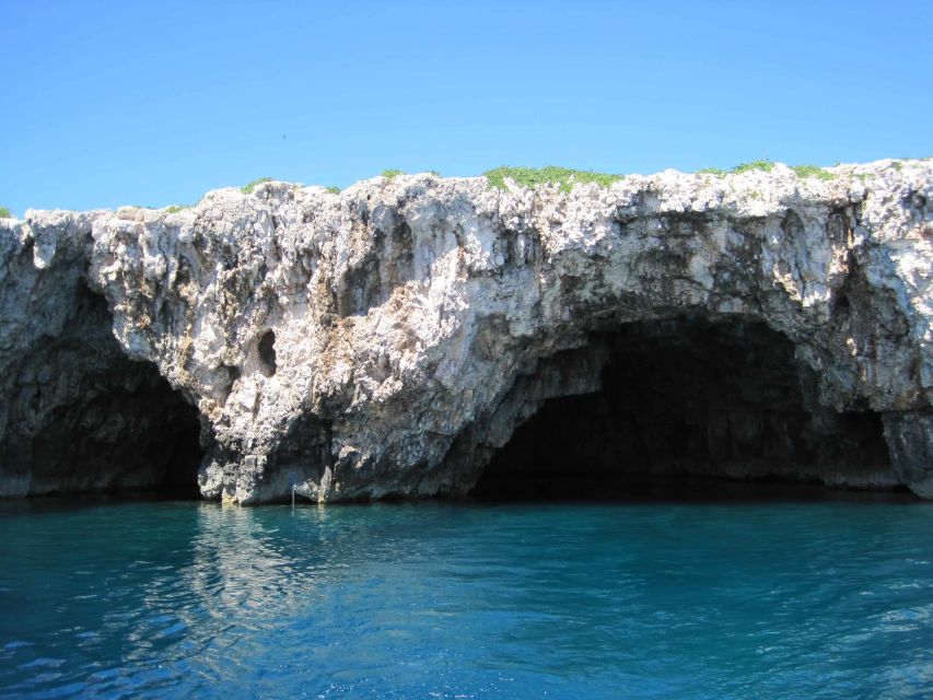 Hvar: Blue and Green Caves Boat Tour with Stiniva Beach - Entering Hvar’s Cave-and-Cove Circuit from the Sea