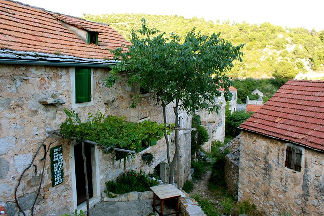 Hvar Small Group Wine Tour and Authentic Dalmatian Dinner - Brusje Village on the Old Road for Scenic Reality