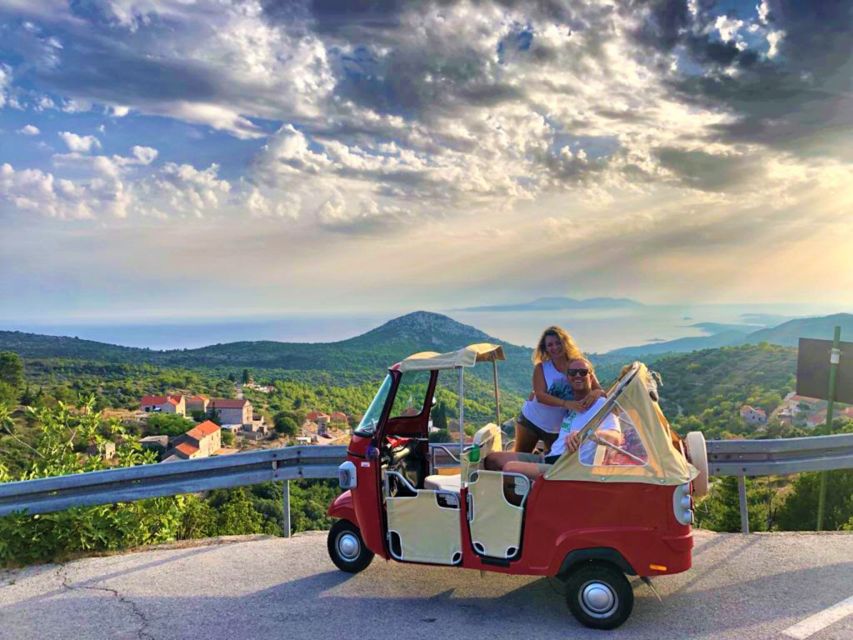 Hvar: Tuk Tuk island tour - Settling Into the Tuk Tuk Ride for 75 Minutes of Views