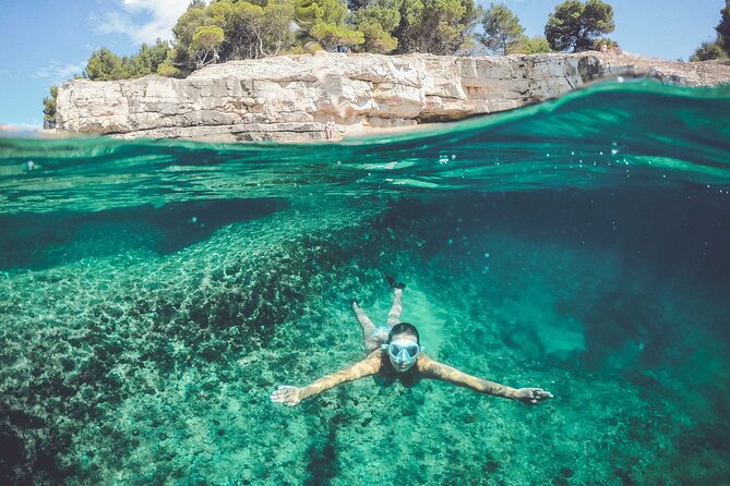 Kayak tour in Pula to Valley of Tears/free drinks+photos included - Group size: active, but not chaotic
