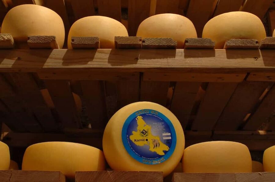 KRK: Cheese factory inside tour and product tasting–guide - Inside a real sheep-cheese factory in Zagreb County