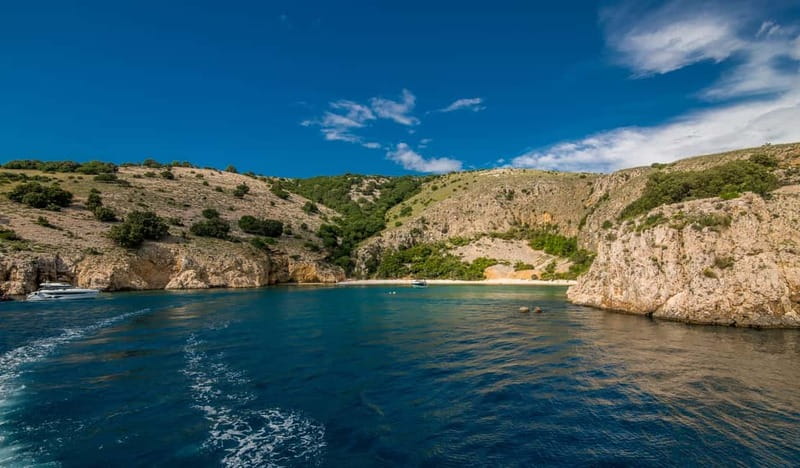 Krk: Golden Beach and Blue Cave Cruise with Welcome Drink - Golden Beach time with cliffs, sand, and a horn signal