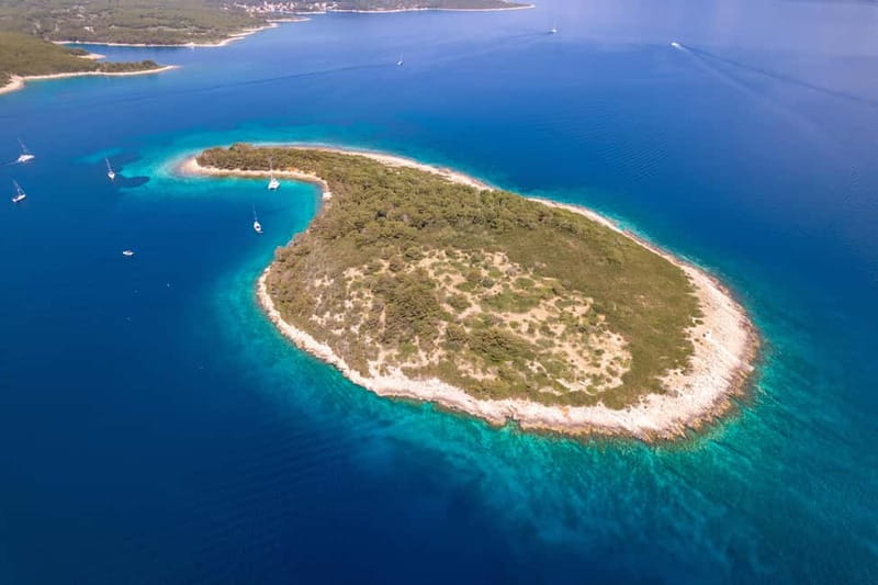 Makarska: 3-island Speedboat Cave & Blue Lagoon Tour - Pokrivenik on Hvar: Snorkeling and a Swimmer-Friendly First Stop