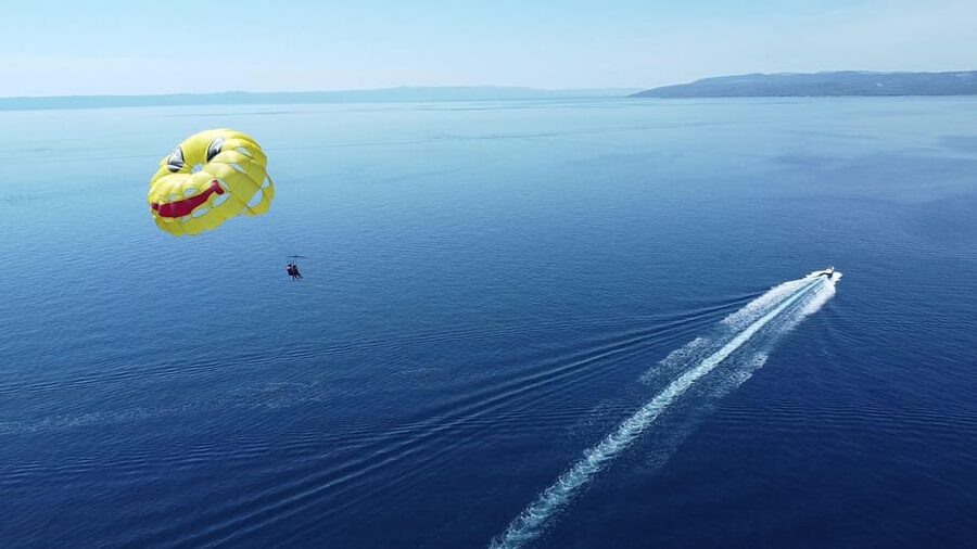 Makarska: Parasailing Experience - MPL Nautika - Landing and getting back on the boat: short, clean, satisfying