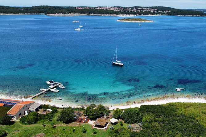 Medulin -Kamenjak 5h boat trip with lunch & drinks on Sandra Boat - Porer lighthouse pass: small history break, no pressure to get off the boat