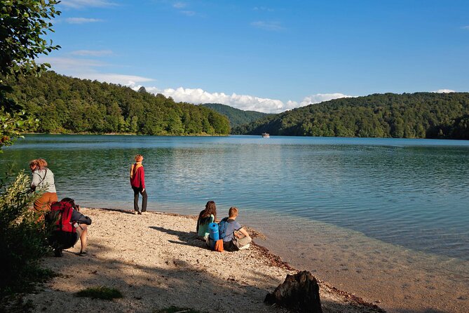 Plitvice Lakes Guided Tour - Electric boats and the panoramic train, how they affect your experience