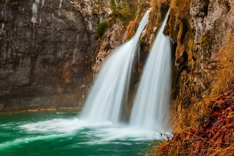 Plitvice Lakes: Guided Walking Tour with Bus and Boat Ride - A circular route through lakes and waterfalls, without the guesswork