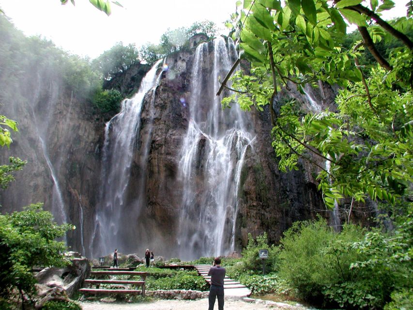 Plitvice Lakes National Park: Day Trip from Omiš - Crowds and getting oriented when the paths branch