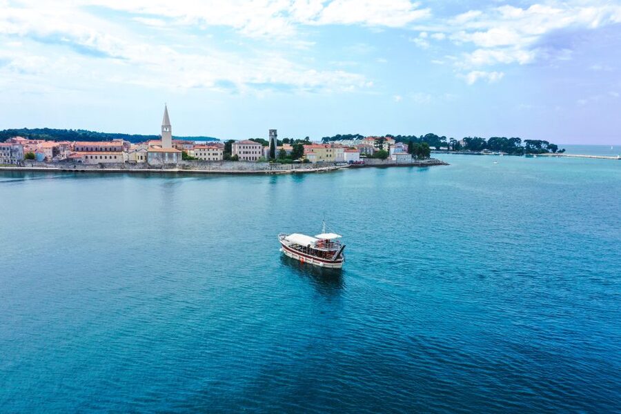 Poreč: Dolphin Spotting Cruise with Included Drinks - Drinks on board: how the unlimited wine and water fits the trip