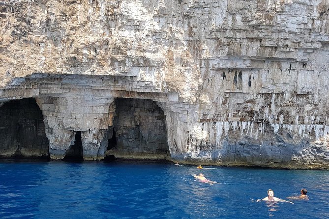 Private Blue Cave and Hvar - 5 Islands Tour - Stiniva Cove: one of Europe’s nicest beaches, but timing matters