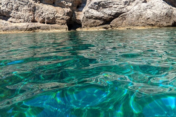 Private Speedboat Tour- Blue cave, sandy beaches and snorkelling - Sunj Beach and the chance to lounge like it’s a vacation