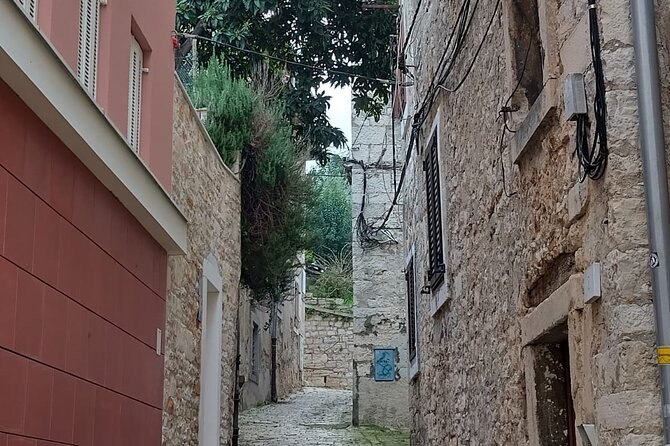 Pula Private Walking Tour - Stop 6: Circolo, Hercules Gate, and Italian Community Space