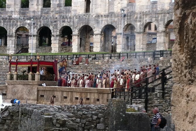 Pula walking tour - Tempio di Augusto: seeing the temple without the detour