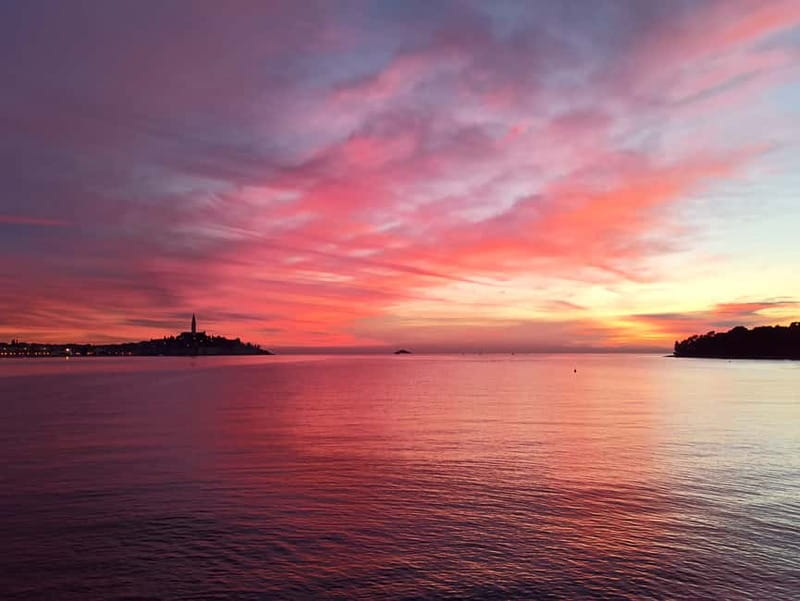 Rovinj: Dolphin Watching Sunset Speedboat Tour with Drinks - Drinks and comfort: what’s included, what to expect on a speedboat