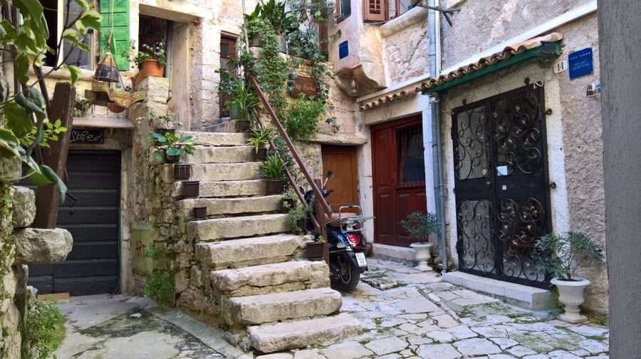 Rovinj: Guided Walking Tour - Cobblestones, the Jewish Ghetto Area, and the Arch of the Bearded