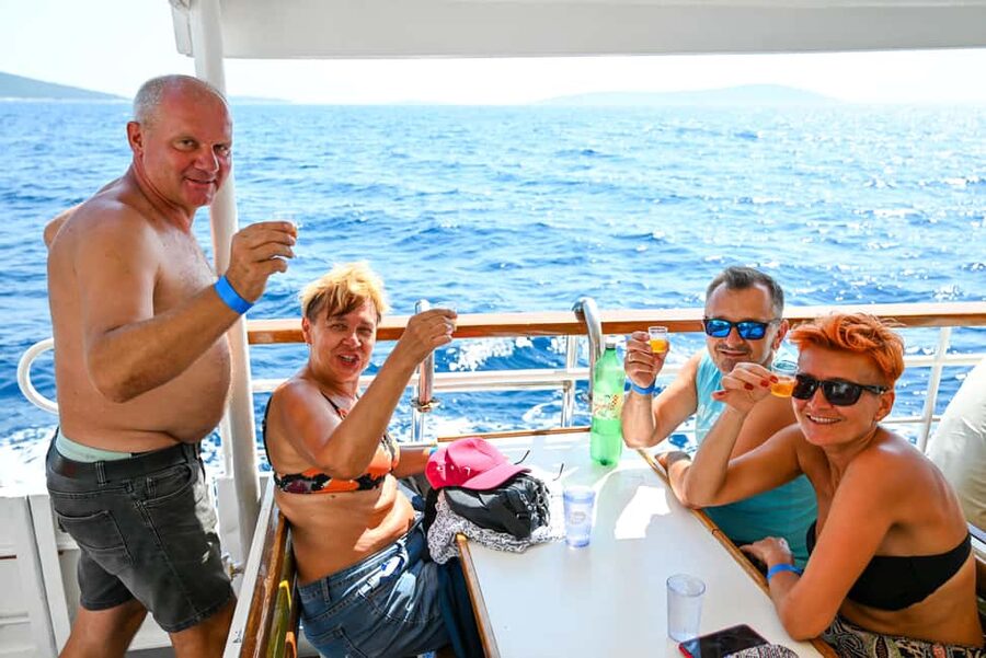Shipwreck - Blue Lagoon All Inclusive + Trogir Walking Tour - Cruising to the Blue Lagoon: How Lunch and Drinks Keep the Day Easy