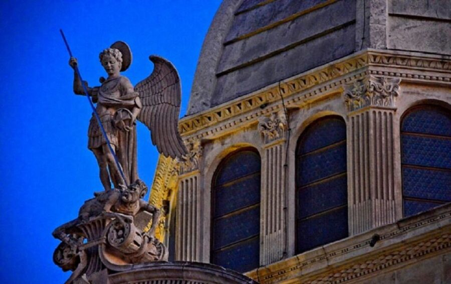 Sibenik: Guided Evening Walking Tour - The 90-minute flow, how the guide keeps it moving (and interesting)