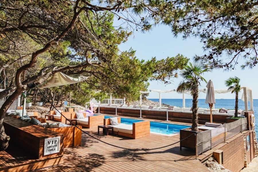 Split: Blue Cave, Vis & Hvar Full-Day Trip by Speedboat - Stiniva Cove: cliff walls, pebbles, and a great swim window