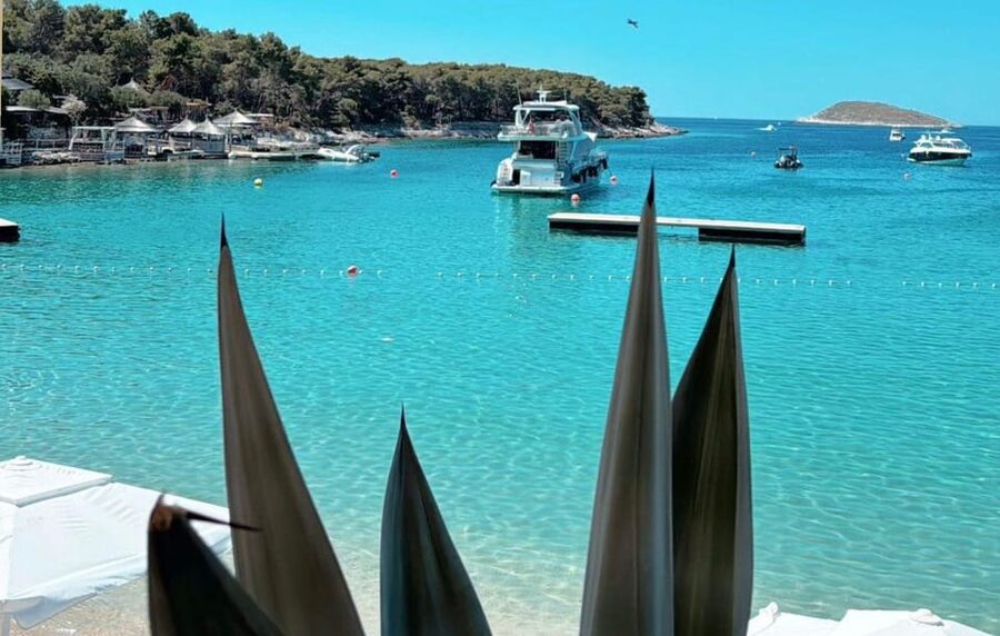 Split: Blue Lagoon, Hvar and 6 Islands Small Group Boat Tour - Speedboat Comfort, Dryness, and What to Expect on the Water