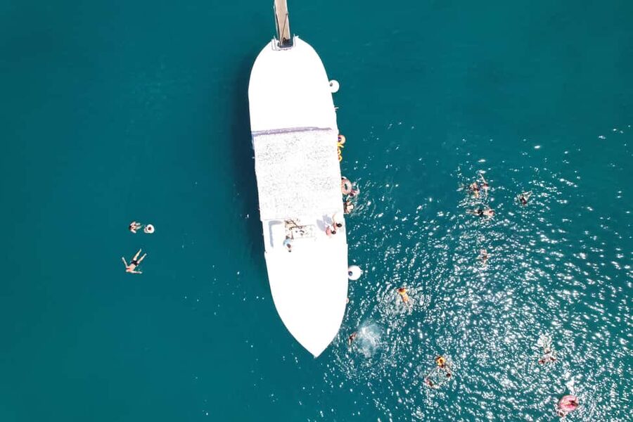 Split: Blue Lagoon&Šolta boat tour with Food&Drinks (2026) - Onboard Comfort: Deck Space, Shade, and a Jump Option