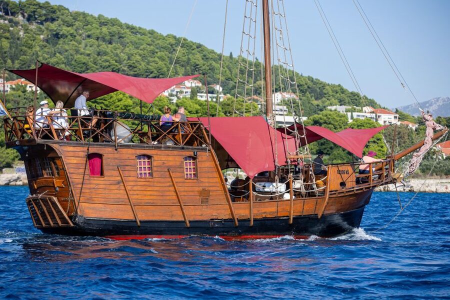 Split: Cruise on Unique Columbo's Pirate Ship "Santa Maria" - Where you meet and how the onboard rhythm works