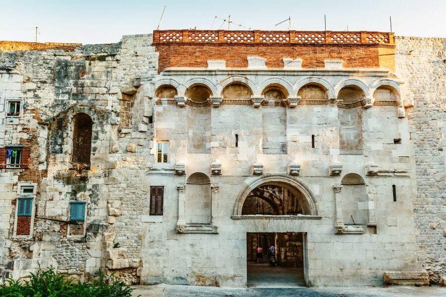 Split Game of Thrones Tour: City of Dragons - Daenerys and dragon lore at real shooting locations